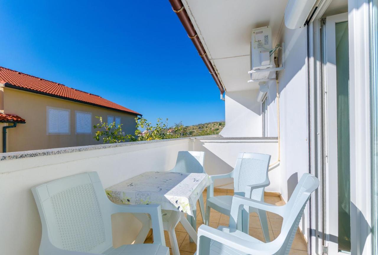 Apartments Anica J โลปาร์ ภายนอก รูปภาพ