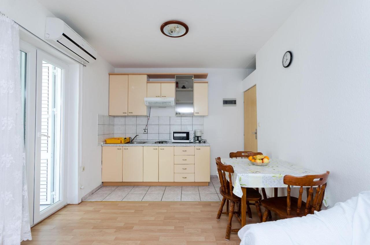 Apartments Anica J โลปาร์ ภายนอก รูปภาพ