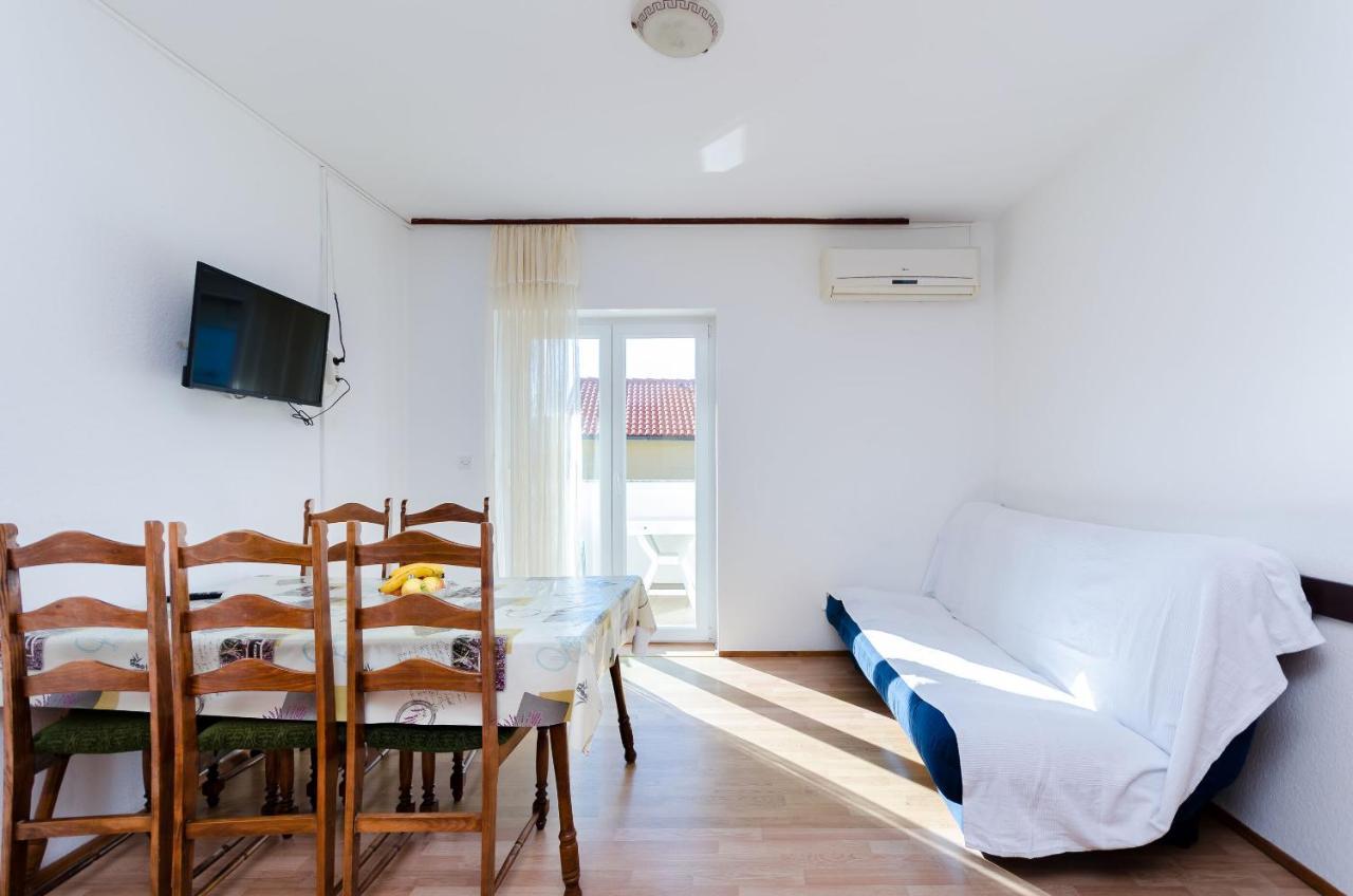 Apartments Anica J โลปาร์ ภายนอก รูปภาพ