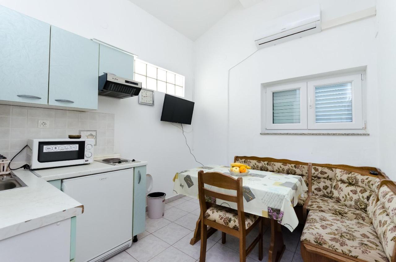 Apartments Anica J โลปาร์ ภายนอก รูปภาพ