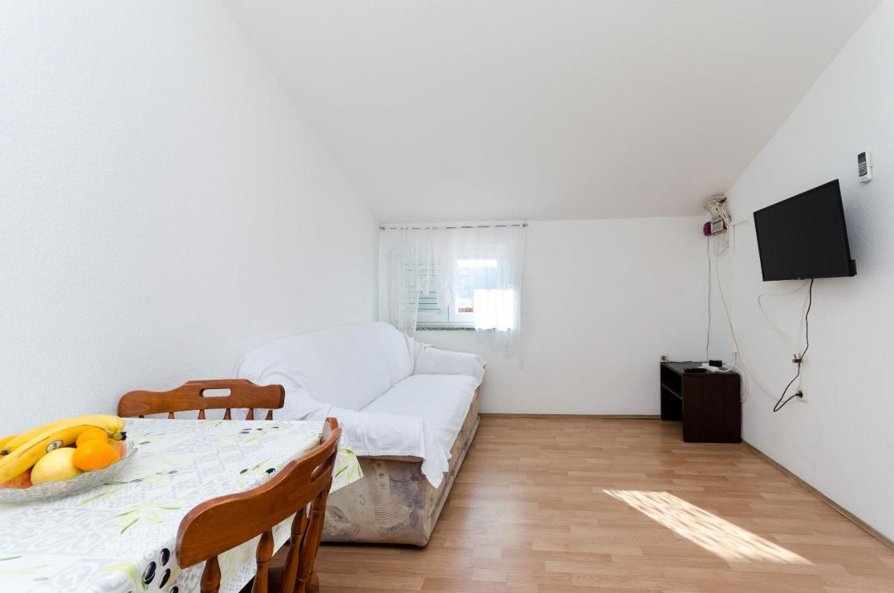 Apartments Anica J โลปาร์ ภายนอก รูปภาพ