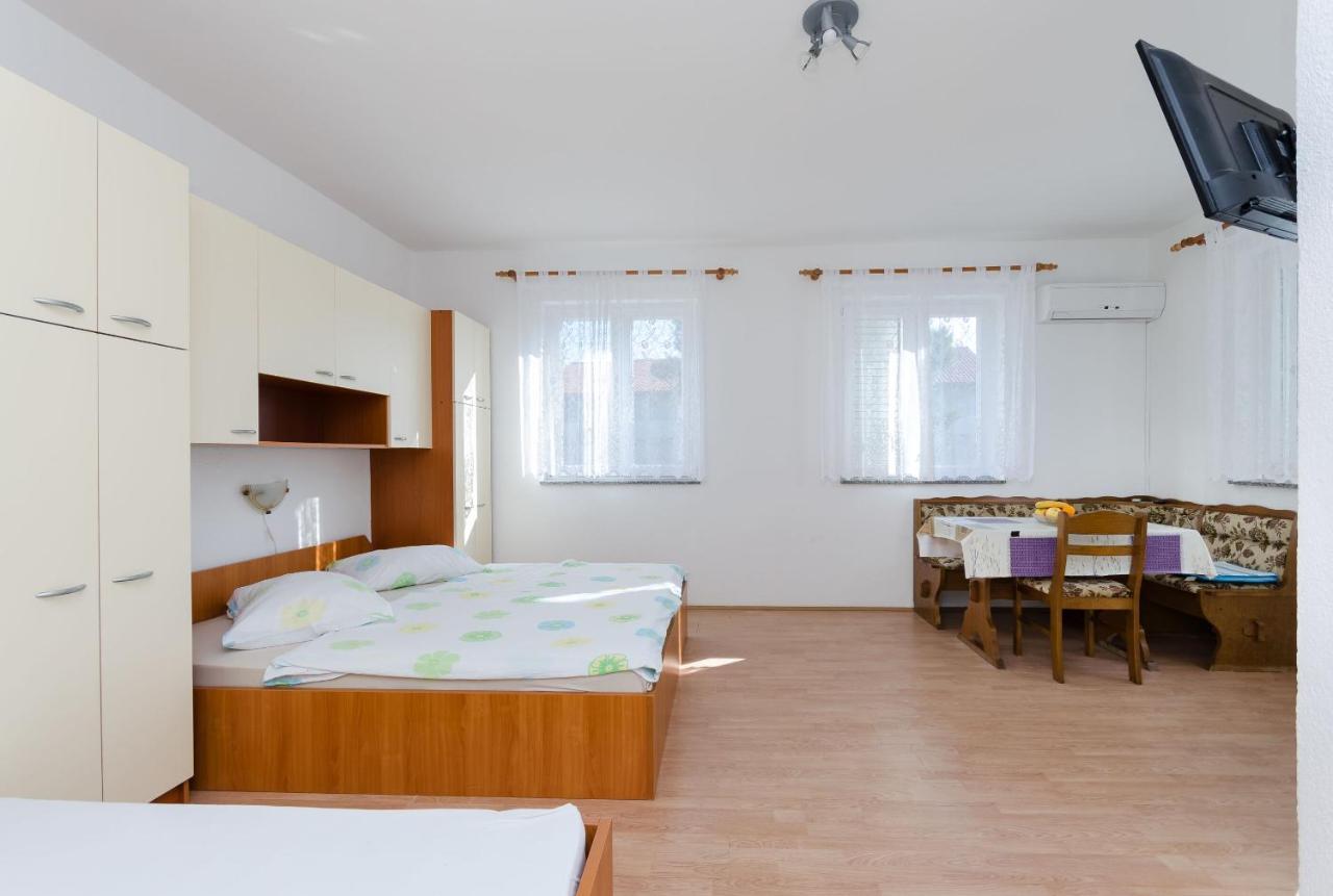 Apartments Anica J โลปาร์ ภายนอก รูปภาพ