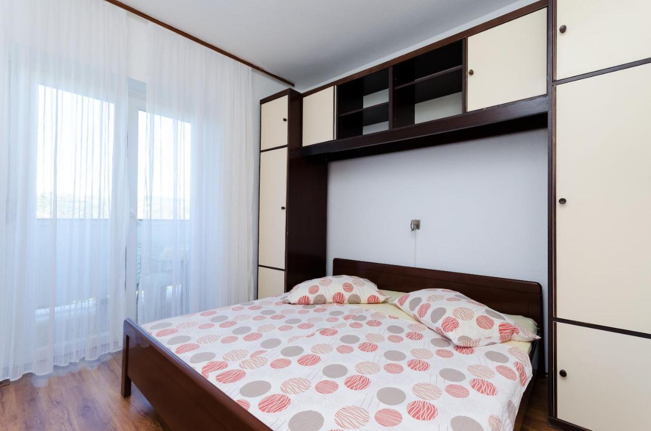 Apartments Anica J โลปาร์ ภายนอก รูปภาพ