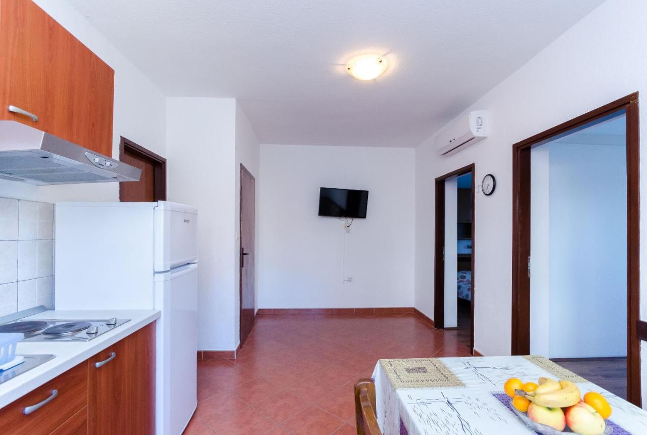 Apartments Anica J โลปาร์ ภายนอก รูปภาพ