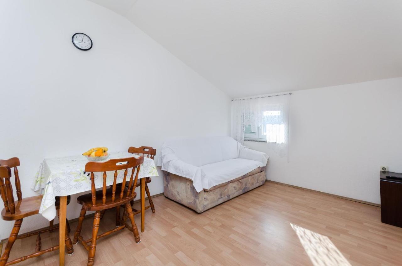 Apartments Anica J โลปาร์ ภายนอก รูปภาพ