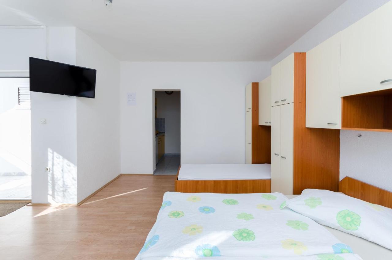 Apartments Anica J โลปาร์ ภายนอก รูปภาพ