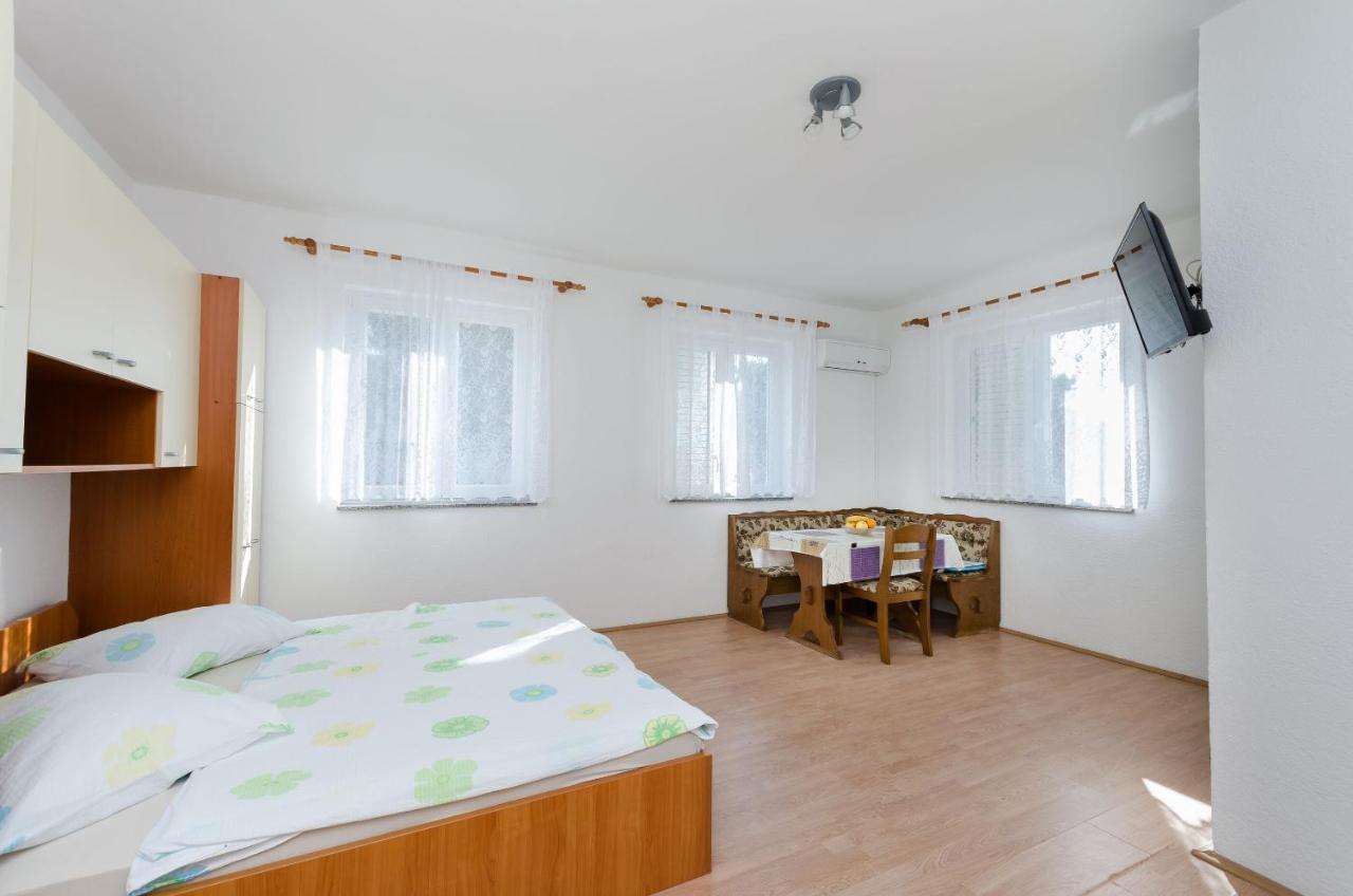Apartments Anica J โลปาร์ ภายนอก รูปภาพ
